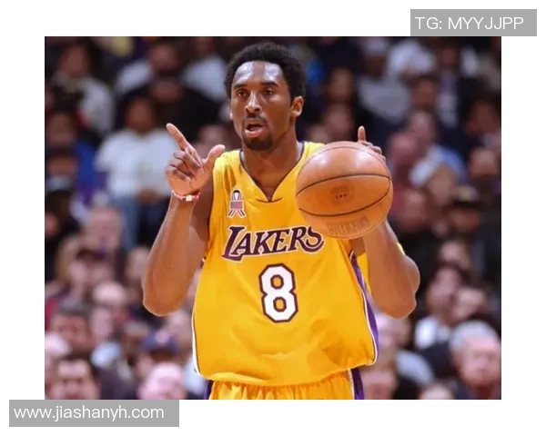 克劳福德与科比的巅峰对决:篮球场上的传奇较量与荣耀时刻 克劳福德与科比的巅峰对决:篮球场上的传奇较量与荣耀时刻